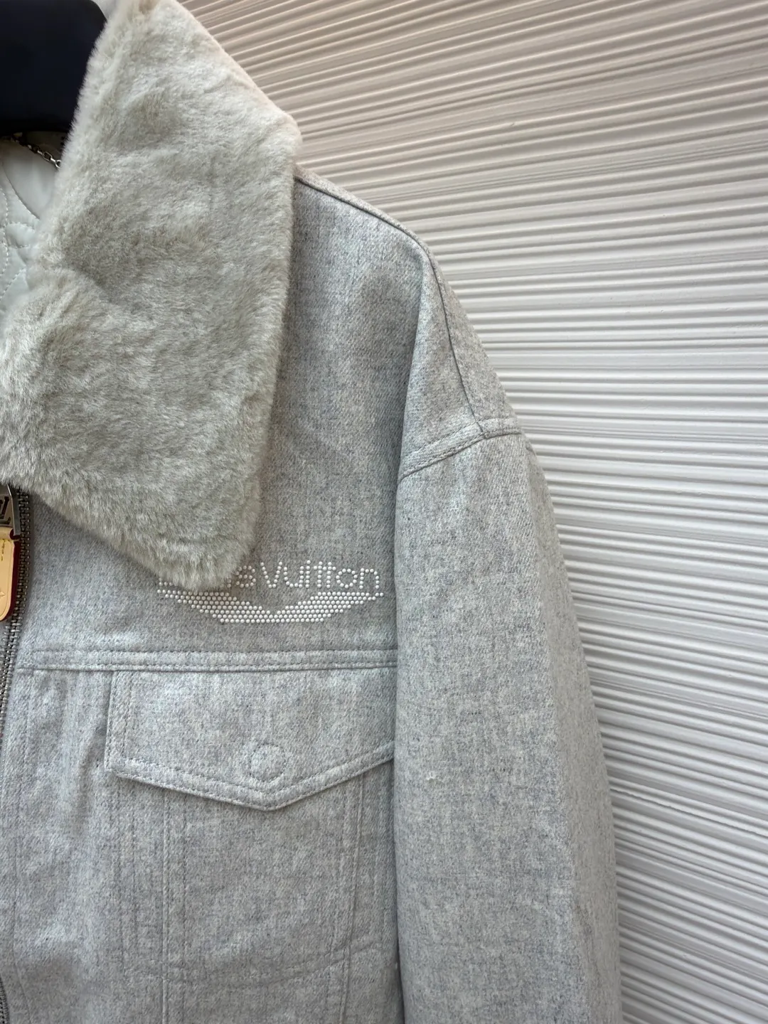LOUIS VUITTON SKI ski series fur collar jacket ●Original version: purchased and developed by 46969 ●Item number: 1681175-D60 ●Fabric: cashmere lamb fabric ●Technology: high temperature pressing ●Color: gray ●Version: fitted version ●Weight: about 1340 grams ●Size: 46-48-50-52 ●Description: Woolen fabric made of 100% pure wool custom-dyed with floral gray yarn. The fur collar is made of real lamb fur, which is silky and skin-friendly. The diamond-embroidered pearl logo on the chest is pressed with heavy industry and high temperature. The leather tag on the back is real calfskin, artificially hand-stitched, and a customized No. 5 leather rope zipper. The overall routing is straight and delicate, the fabric is comfortable and soft, the color is consistent and there is no color difference, it can be matched with the same style to create a fashionable look, and can be used in various occasions, customized accessories, complete with three standards, the same style for men and women!